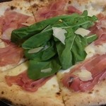 プルチーノ - ピッツァプロシュート：生ハム・ルッコラ・モッツァレラ