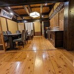 洋食 つばき - 床も窓ガラスもピッカピカ！お掃除が行き届いています。