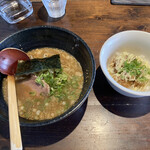 堀江酒場 - 醤油鶏白湯ラーメンと鶏カラマヨ丼　900円