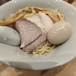 らぁ麺 はやし田 - レンゲについてる細白長に赤青は紙（ゴミ）でした