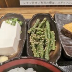 しんぱち食堂 - インゲン胡麻和え、冷奴