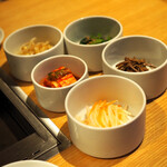 ビーフキッチン - ナムル4種盛り/白菜キムチ