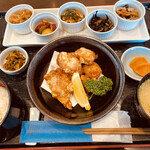 栖の宿 - みつせ鶏の唐揚げ定食＝1000円
小鉢が5品付く