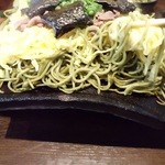 元祖 瓦そば たかせ - 瓦に接する部分はパリパリの食感
