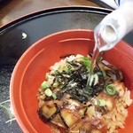 元祖 瓦そば たかせ - うな茶に出汁注入中