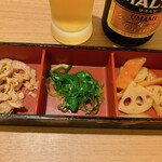 Kachikoma - お通しはモツ煮？めかぶ昆布、レンコンのきんぴら