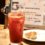 餃子とスパークリング バブルス - クセになるトマトサワー