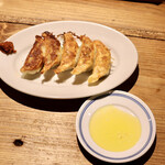 餃子とスパークリング バブルス - 焼き餃子