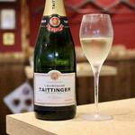 餃子とスパークリング バブルス - 波へいでシャンパン