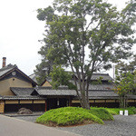 小布施 寄り付き料理 蔵部 - 笹庭から見た蔵部の全景