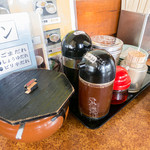 天下一品 - 卓上の調味料類。