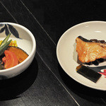 小布施 寄り付き料理 蔵部 - 左：夏野菜   右：紅鮭