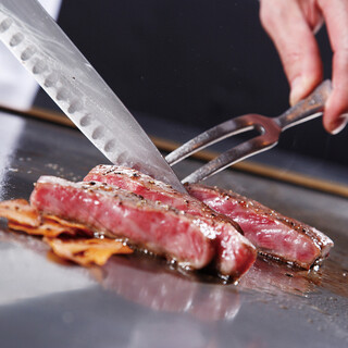 明るい雰囲気の店内！ライブ感を味わえるカウンターもございます