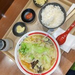 Champon Tei Souhonke - 薬味 左から酢·ニンニク·辛味噌·生姜