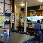 Tennen Sozai Kura - 店内には、ポスターや貼り紙がたくさん貼られています