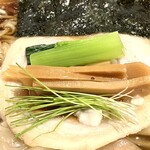 Japanese Ramen Noodle Lab Q - チャーシューの上に野菜