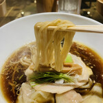 Japanese Ramen Noodle Lab Q - 麺はつるりとしていて柔らかい