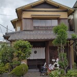 すしやのたい悟 - 店の外観全体・柳鮨さんの元は住まい兼店舗でした。