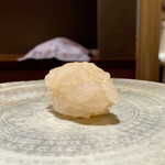 Nagatachou Sushi Kanesaka - 富山 白海老
                        シャリは丸みを帯びたやや小さめ、鮨種によりシャリの大きさに変化を付けるのは、一つの握りとした味のバランスに長けている様に感じます。
                        白海老の甘みが、シャリの酸味でより良く感じます♪