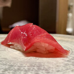 Nagatachou Sushi Kanesaka - 富山 鮪 赤身 豊洲老舗鮪専門仲卸〝内藤〟より
                        今時期は鮪の漁獲量が極端に少ないそうですが、いただいた赤身は夏の鮪とは言え酸が割としっかりある個体、シャリの酸に呼応してこの時期としては美味しい鮪です♪