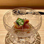 永田町・鮨かねさか - 赤貝（熊本産）とじゅんさい（秋田産）の酢の物
            暑い季節に酢の物はお腹にすぅーと入る感じが好きです。
            赤貝は食感良くほんのりとした甘み、じゅんさいはテゥルンとした喉越し何良いですね♪