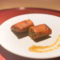 鳥焼き 小花 - 鶏の味噌煮込みやまくらげにんにくの春巻き