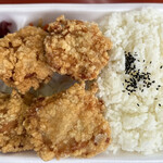 もも福商店 - ご飯手前2個がウマ塩から揚げ　反対が醤油から揚げ