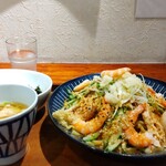 Yaki Miso Ramen Yadoya - 冷やし味噌 1200円、味玉・岩のり・海老増し 各150円、鶏皮スープ 100円