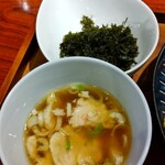 灼味噌らーめん 八堂八 - 岩のり 150円、鶏皮スープ 100円