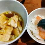 灼味噌らーめん 八堂八 - 鶏皮スープ 100円、一口ご飯(お店の優しさ)