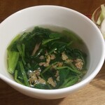 キッチン ブルー グローブ - ほうれん草スープのアップ