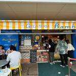 ジェラテリア バンビーニ - 海沿いに建つ人気の商業施設・カモンワーフの1階・道路側にあります「ジェラテリア バンビーニ」