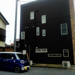 イエ　カフェ - 店舗左手に駐車スペースあり