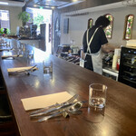 Bistro&Cafe KIZKI - シェフは忙しく調理しつつ、予約の電話も対応。人気店ですね〜