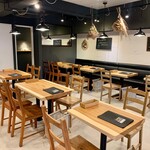 虎杖浜カフェ NAGOYA - 秋田杉を使ったテーブル席