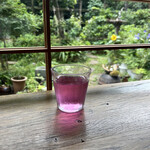 Kafe Zen - ドラゴンフルーツのフルーツ水。向日葵が咲いてました。
