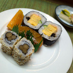 金助鮨 - 「お昼のおすすめランチセット」（1,280円）。後半のお寿司5貫とお漬物。