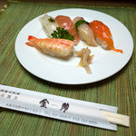 「お昼のおすすめランチセット」（1,280円）。1つめのお皿は贅沢握りでスタート。