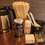 中華そば榮田 - 卓上調味料　手前は一味と大蒜