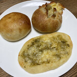 ラ ブーランジェリー ヒラツカ - マイス(コーン、醤油、マヨネーズ)、チーズのパン(名前失念)、フーガス(オリーブ、ケッパー、アンチョビ)