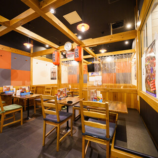 A bright Izakaya (Japanese-style bar) you can casually enjoy a drink♪