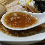 Tsubame Sanjou Ramen Jun - 煮干しが効いたスープ。背脂のコク