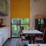 Re逢人 - 店内。ワインセラーが右側に 202307