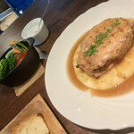 Bistro&Cafe KIZKI - 厚切り豚肉のロースト登場♪奥に別皿の野菜が写ってますが、この時はまだ野菜の美味さに気づいてません。