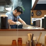 純手打ち だるま - 元ラガーマンの店主さんの力強い手切りと手揉みが行われています。