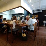 純手打ち だるま - 店内はゆったり8席。店内待ち席も6～7名分あります。