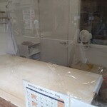 純手打ち だるま - 外から見た製麺室