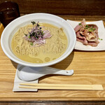 NIBOSHI MANIA - 冷や牡蠣(三陸産カキ) 1100円、肉増し(3枚) 300円