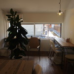 Umezono Kafe Ando Gyarari - 2階です