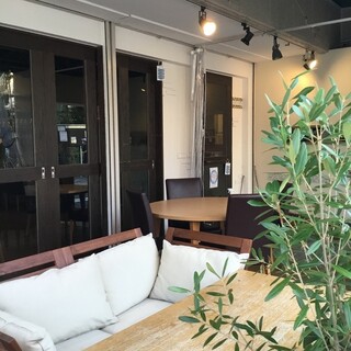 テラス席のご予約は電話◎で対応しております！
                                          電話にてお問い合わせください！